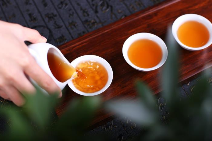 茶水精于器，伊人美在衣
